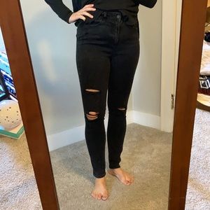 Distressed high waisted jeans